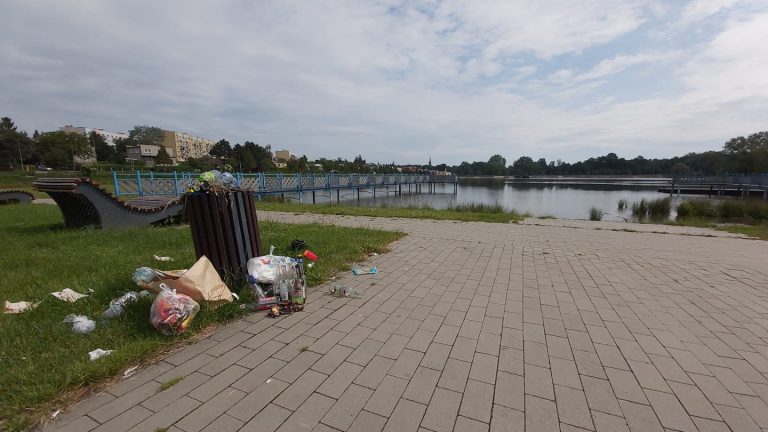 Spacerem nad świdnicki zalew. Śmieci jak były, tak są