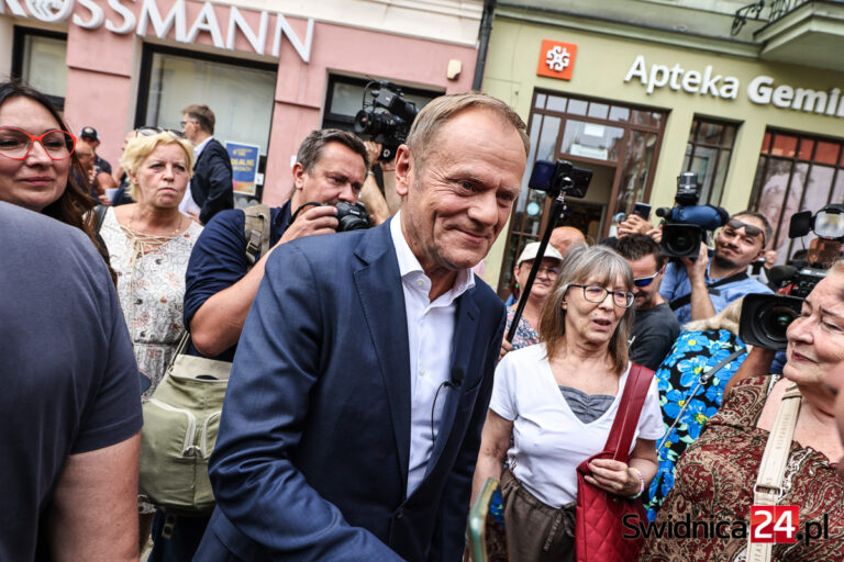 Donald Tusk w Świdnicy u lokalnych przedsiębiorców i o lokalnych mediach  [FOTO/VIDEO]