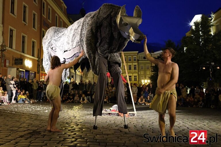 Magia teatru na świdnickim rynku. Za nami pierwszy dzień festiwalu [DUŻO ZDJĘĆ]