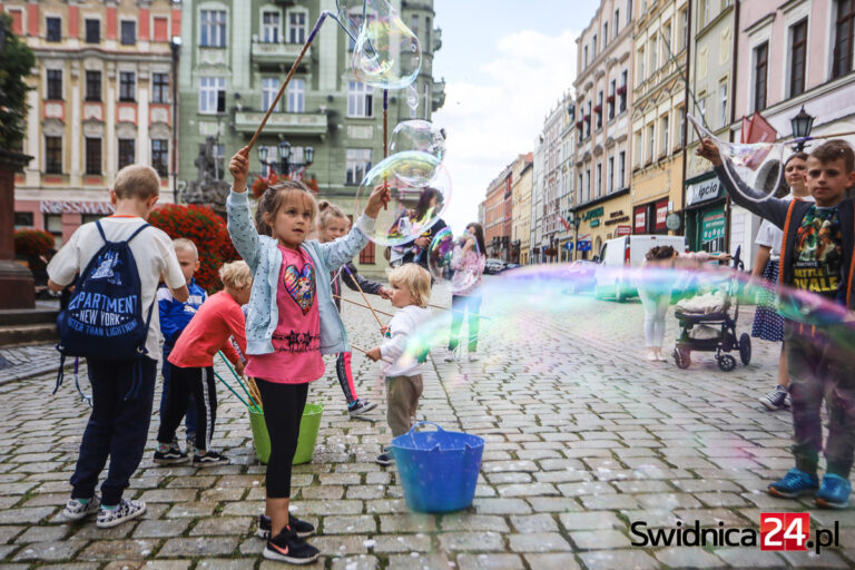Bańki mydlane i moc atrakcji dla dzieci na rozpoczęcie święta teatru w Świdnicy. Co jeszcze w dzisiejszym programie festiwalu?