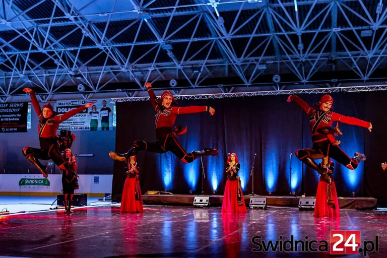 Widowiskowy pokaz gruzińskiego folkloru. Słynne zespoły „Batumi” i „Khorumi” wystąpiły na lodowisku w Świdnicy [FOTO/VIDEO]