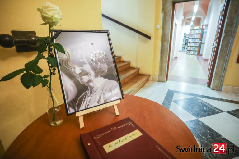 Szczegóły dotyczące pogrzebu Krystyny Lasek. Wystawiono księgę kondolencyjną