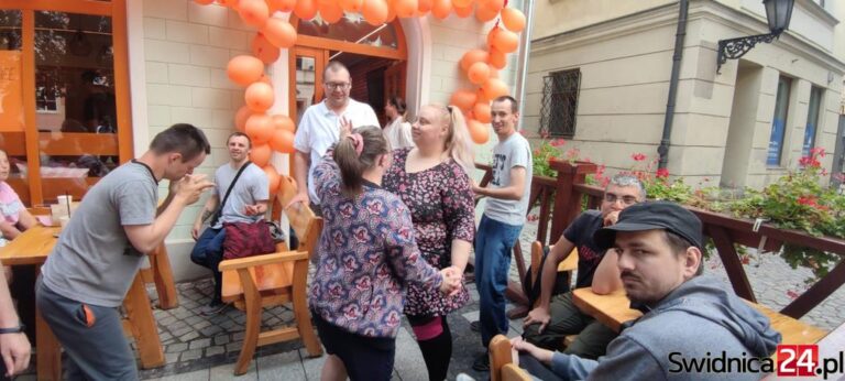 Niepełnosprawni świętowali pierwsze urodziny galerio-kawiarenki „Ważka Art-Café” [FOTO]
