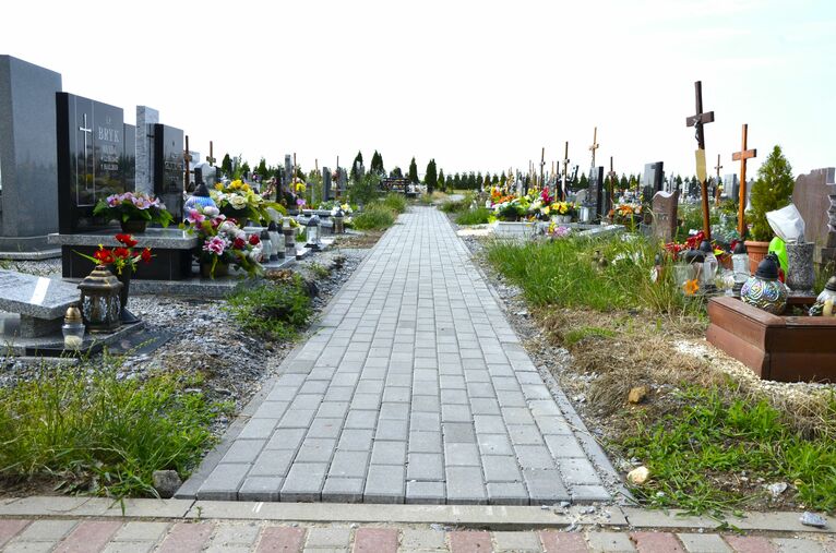 Nowe alejki na cmentarzu w Żarowie