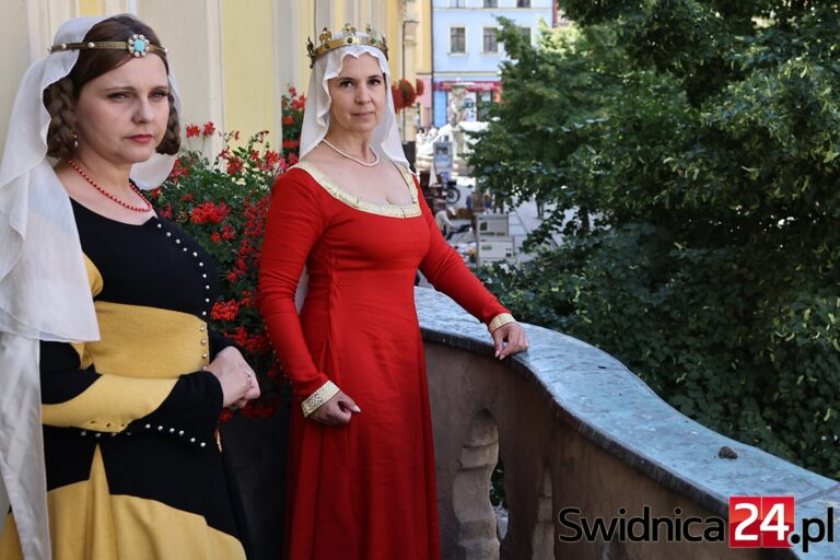 Rekonstruktorzy zaprosili do średniowiecza. Cesarzowa na świdnickim Rynku [FOTO]