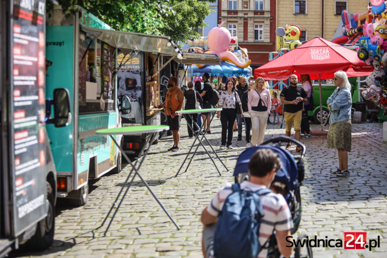 Food trucki ponownie opanowały świdnicki Rynek. Festiwal Smaków Świata rozpoczęty [FOTO/VIDEO]