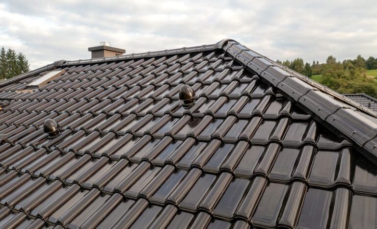 Jaką funkcję pełnią zamki dachówek ceramicznych i cementowych?