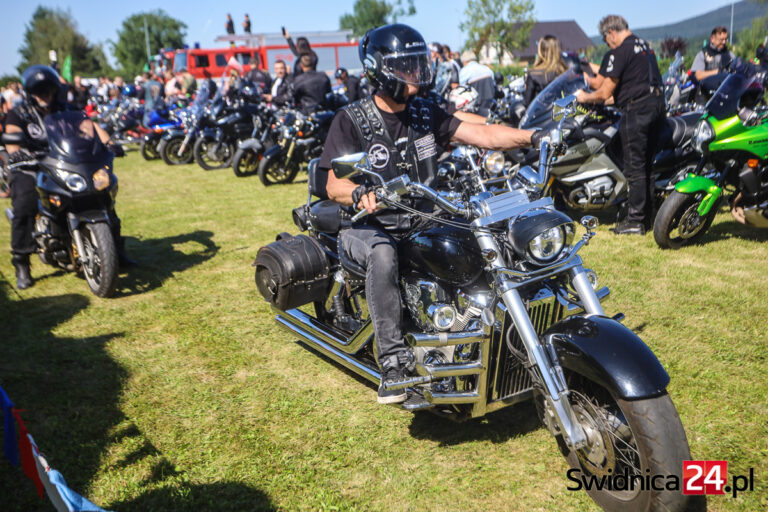 Głośne maszyny i rodzinne atrakcje. Motocykliści opanowali gminę Marcinowice [FOTO/VIDEO]