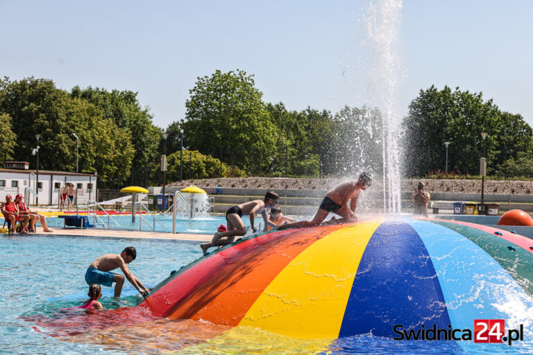 Jedna z atrakcji basenu letniego aż zbyt popularna. Zjeżdżalnię-balon trzeba było czasowo wyłączyć