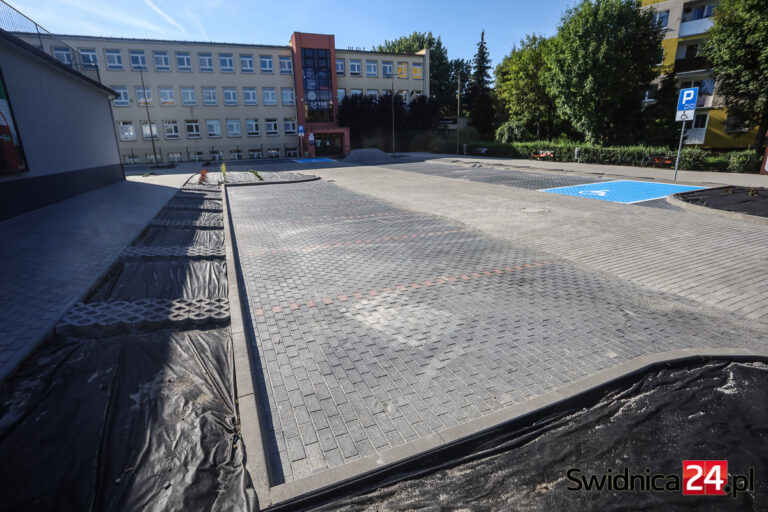 Ma „poprawić komfort życia mieszkańców”. Kierowcy czekają na zakończenie przebudowy parkingu na Osiedlu Młodych [FOTO]