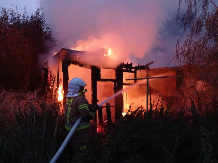 Altanka spłonęła doszczętnie, zagrożone były pobliskie zabudowania [FOTO]