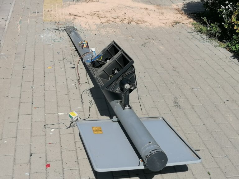 Niezabezpieczony słup po wypadku dalej leży na chodniku. Prąd nie został odcięty [FOTO/VIDEO]