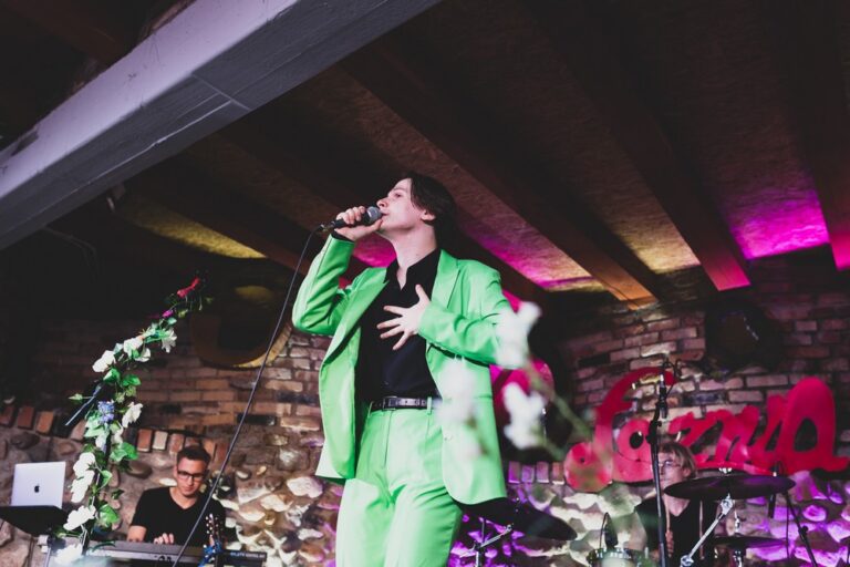 Arthur Samuel zaśpiewał na letniej scenie Klubu Łaźnia [FOTO]