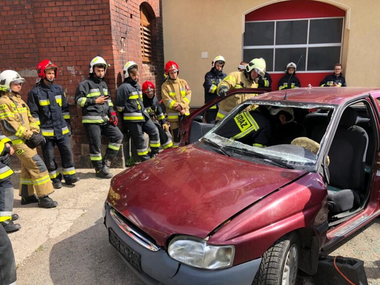 Mogą już brać udział w akcjach ratowniczo-gaśniczych. Nowi strażacy zdali egzamin [FOTO]