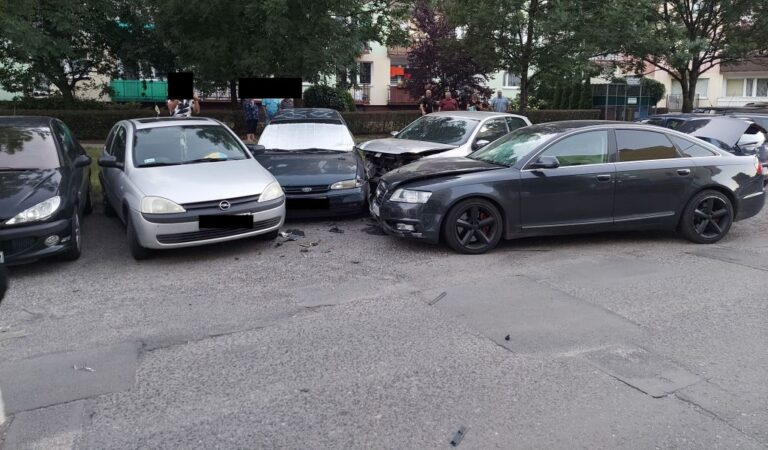 Staranował zaparkowane samochody i uciekł na piechotę