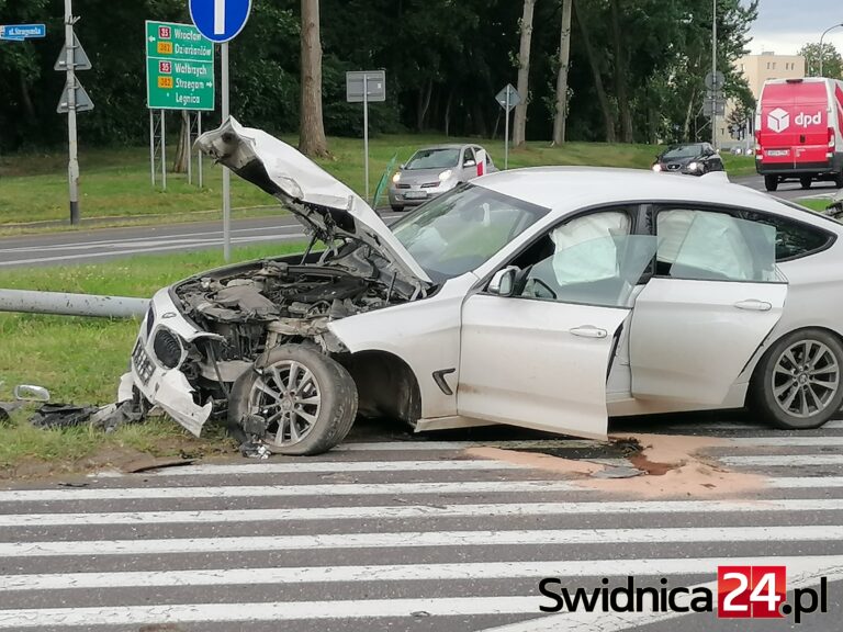 Uderzył w latarnię u zbiegu Esperantystów i Strzegomskiej [FOTO]