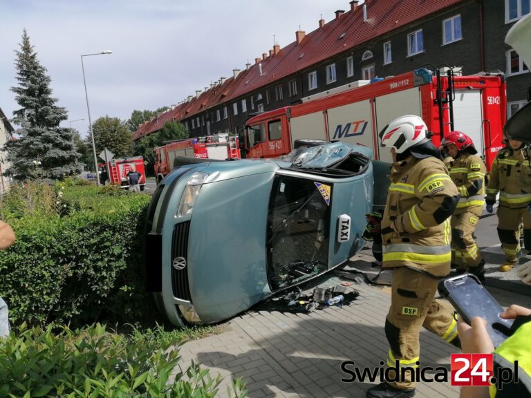 Po zderzeniu taksówka dachowała na chodniku [FOTO]