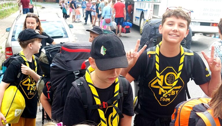 Ponad znakiem burz 500 uczestników rozpoczyna wakacje w letniej bazie świdnickich harcerzy