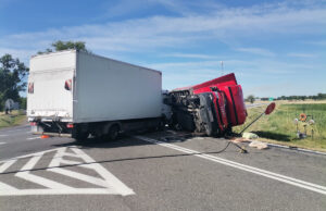 Zderzenie na krajowej „piątce”. Auto dostawcze wylądowało na boku