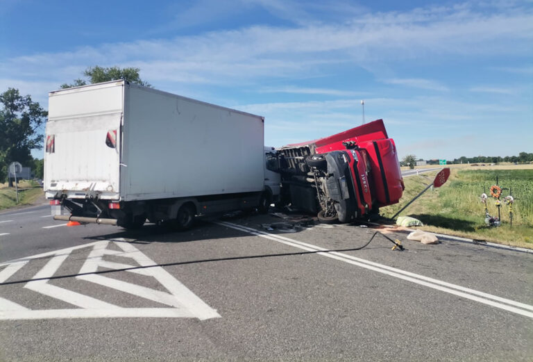 Zderzenie na krajowej „piątce”. Auto dostawcze wylądowało na boku