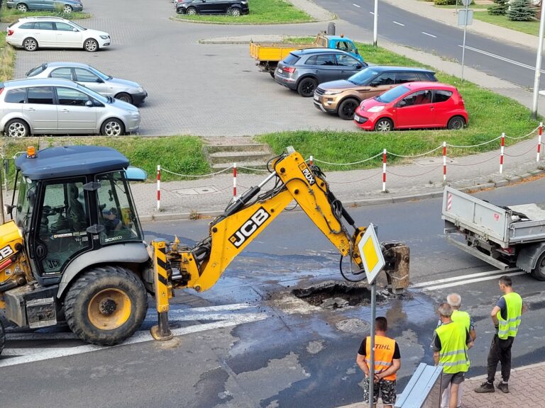 Zapadlisko na Głowackiego. Rozpoczęto prace naprawcze [FOTO]