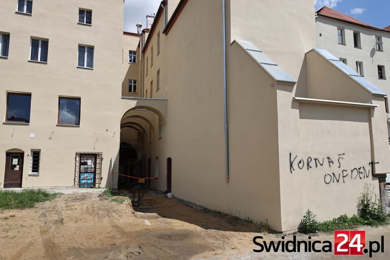 Przejście w Zaułku Świętokrzyskim jeszcze nieotwarte, a już pomazane [FOTO]