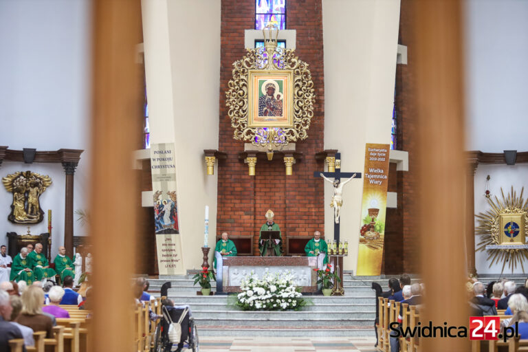 Ilu katolików w Polsce chodzi do kościoła, ilu uczniów na religię? Najnowszy raport dotyczący religijności Polaków