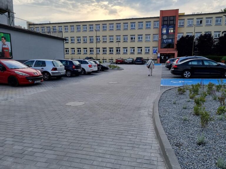 Miał być w czerwcu, jest w sierpniu. Parking na Kozara-Słobódzkiego oddany do użytku