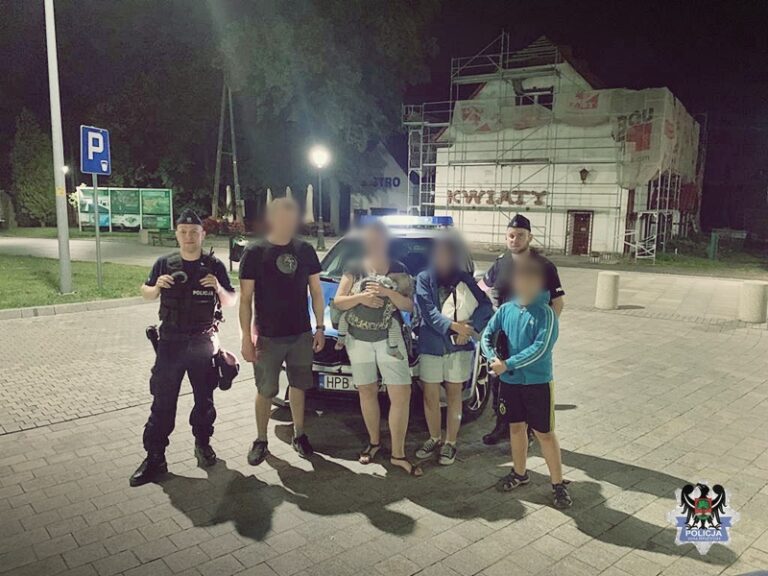 Turyści zgubili się w Książańskim Parku Krajobrazowym. Pomogli im policjanci