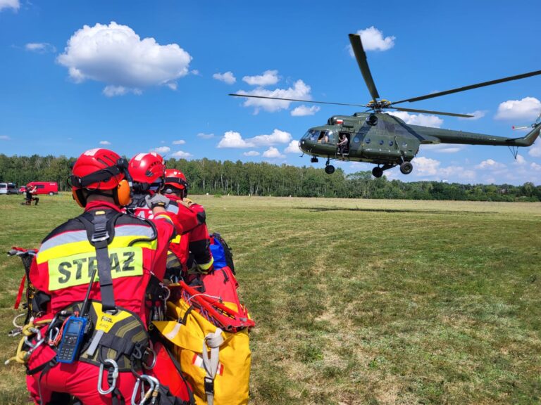 Dwóch świdnickich „wysokościowców” ukończyło szkolenie śmigłowcowe [FOTO/VIDEO]
