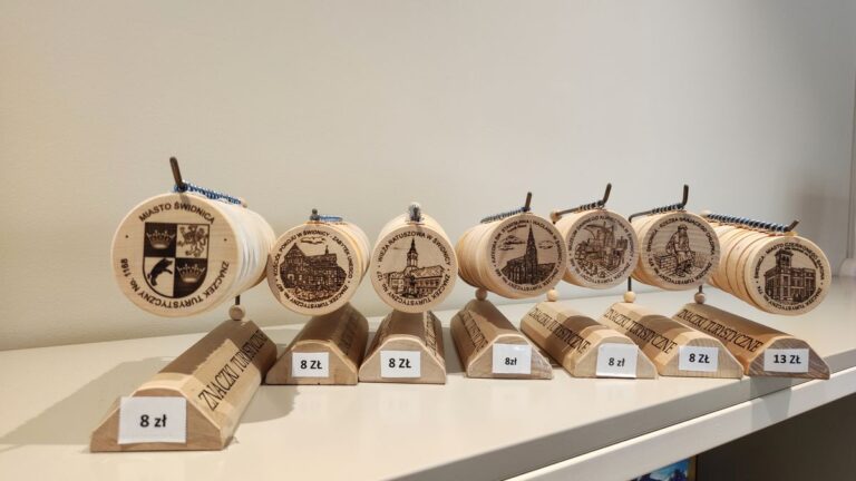 Powiększyła się kolekcja świdnickich znaczków turystycznych