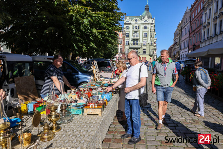 Miłośnicy rzeczy niezwykłych opanowali świdnicki Rynek. Tłumy na słonecznej giełdzie staroci [FOTO/VIDEO]