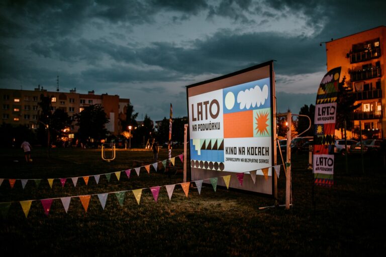 Finał „Lata na podwórku” z kinem pod chmurką. To już dzisiaj