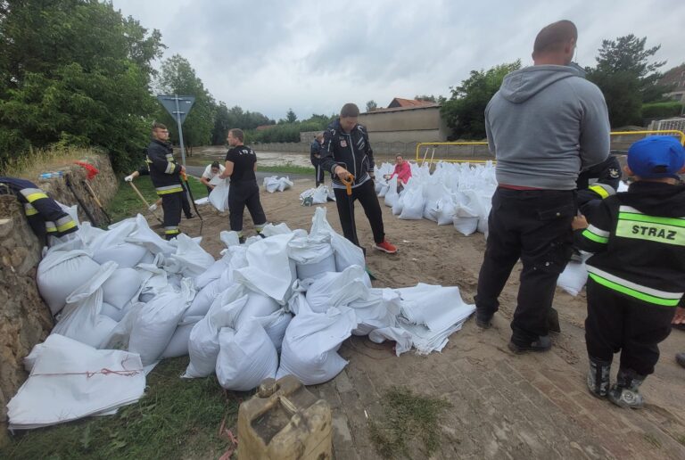 Zalane domy, liczne podtopienia. Trwa oczekiwanie na przejście fal wezbraniowych na Piławie i Czarnej Wodzie [FOTO/VIDEO]