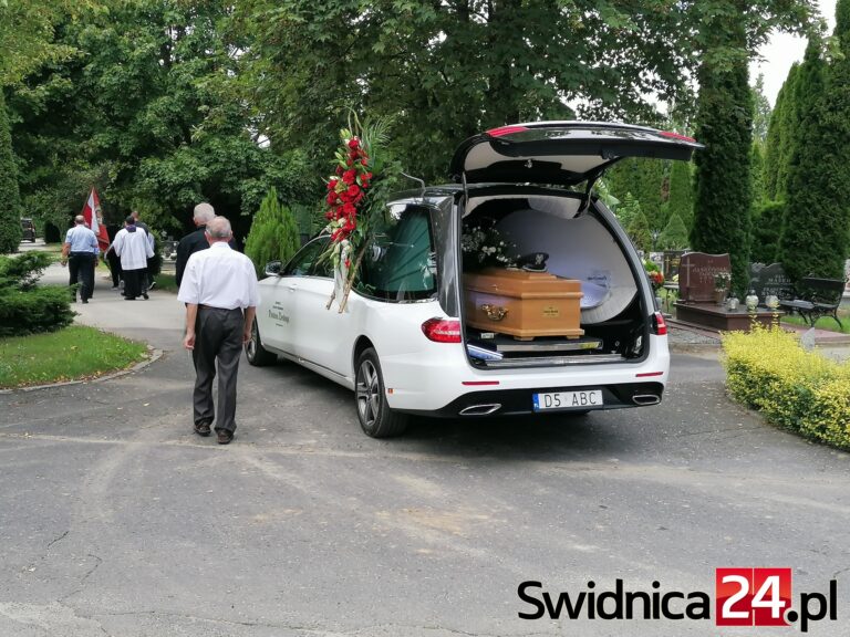 Pożegnali Tadeusza Bortnika, wieloletniego nauczyciela ZSB-E w Świdnicy i prezesa oddziału Związku Żołnierzy WP
