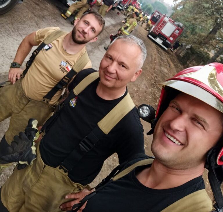 Zakończyli działania we Francji. Z pożarami walczyło także trzech strażaków z powiatu świdnickiego [FOTO]