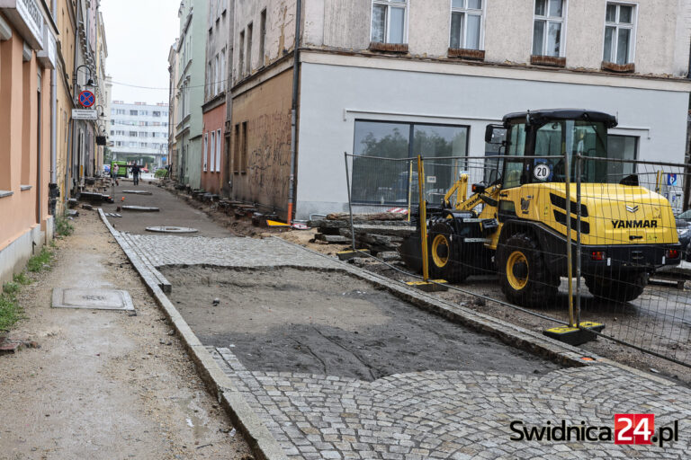 Przebudowa Przechodniej opóźniona. Jaka jest przyczyna i kiedy zostaną zakończone prace? [FOTO]
