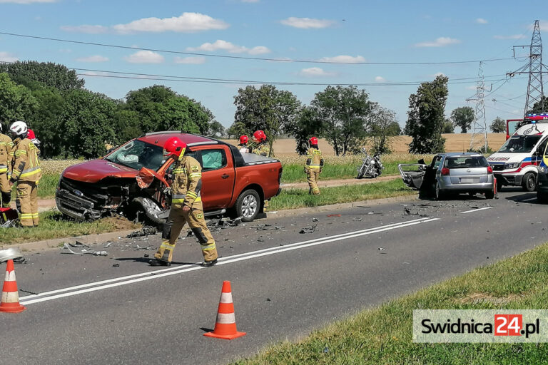 Poważny wypadek na ulicy Tadeusza Ząbka. Zderzyły się trzy auta