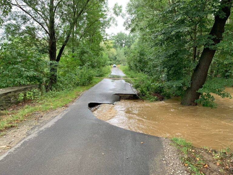 Podmyte i zalane drogi w gminie Marcinowice. Trasy zostały zamknięte dla ruchu [FOTO]
