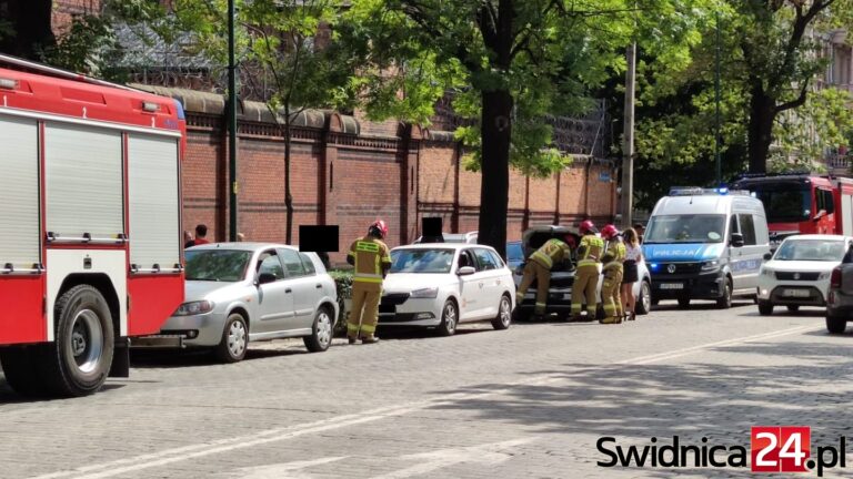 Zderzenie trzech samochodów naprzeciwko Komendy Powiatowej PSP