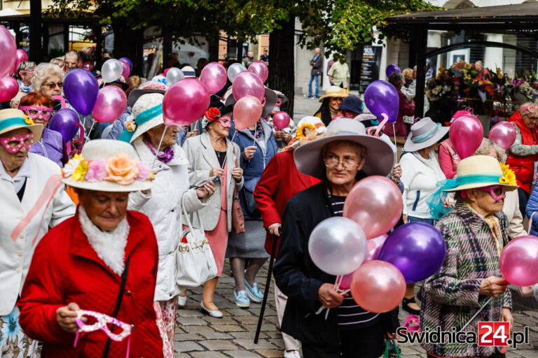 Seniorzy przejęli władzę w Świdnicy. Barwna parada przeszła wokół Rynku [FOTO/VIDEO]
