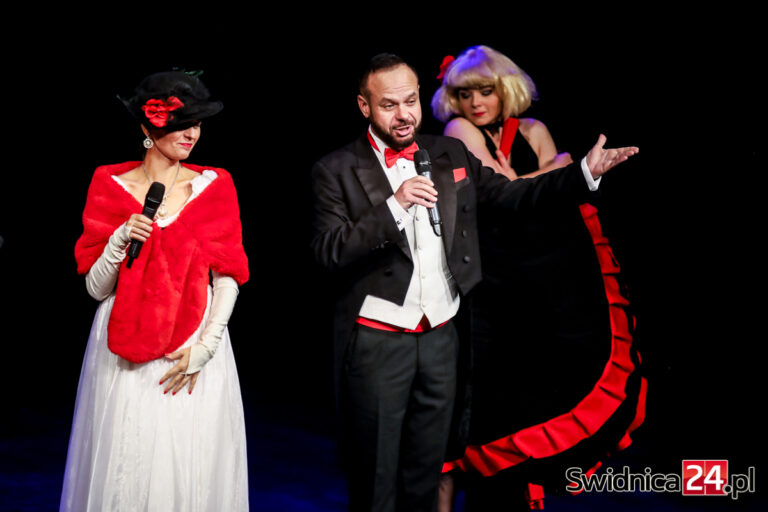 Seniorzy wysłuchali najpiękniejszych arii i duetów. Gminna Senioriada po raz trzeci z operetką [FOTO]