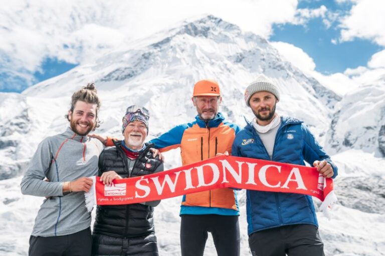 Andrzej Bargiel szykuje się do zjazdu z Everestu. W bazie towarzyszy mu świdnicki himalaista [FOTO][Aktualizacja]