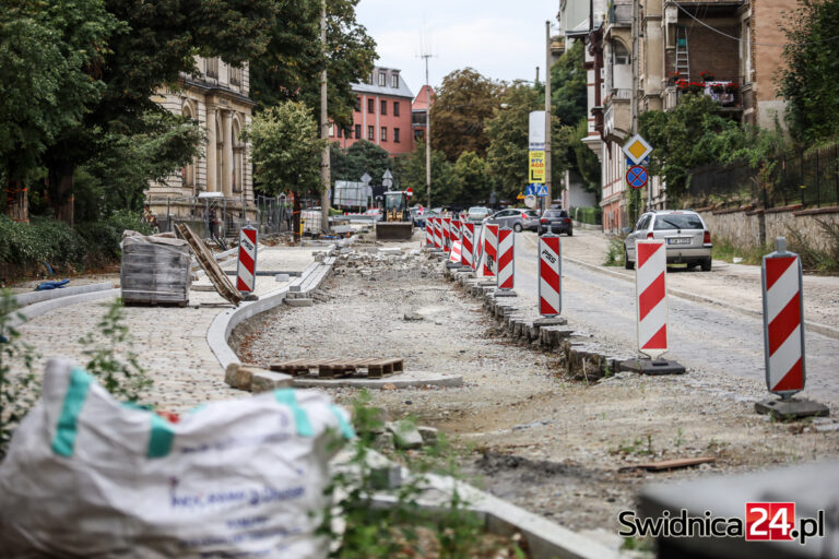 Miasto zrywa umowę z wykonawcą przebudowy al. Niepodległości. Prace dokończy inna firma