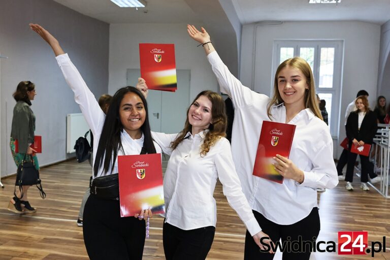 Najlepsi uczniowie szkół ponadpodstawowych ze stypendiami i nagrodami [FOTO/LISTA]