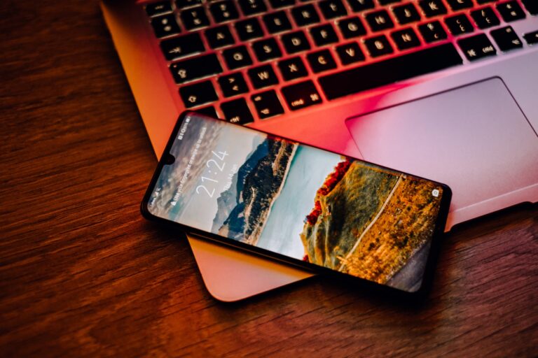 Smartfon PRO vs. LITE – czy warto dopłacać do rozszerzonej wersji?