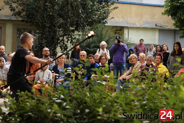 Świdniczanie wspólnie czytali „Ballady i romanse” Mickiewicza. Był też teatr, film i fireshow [FOTO]