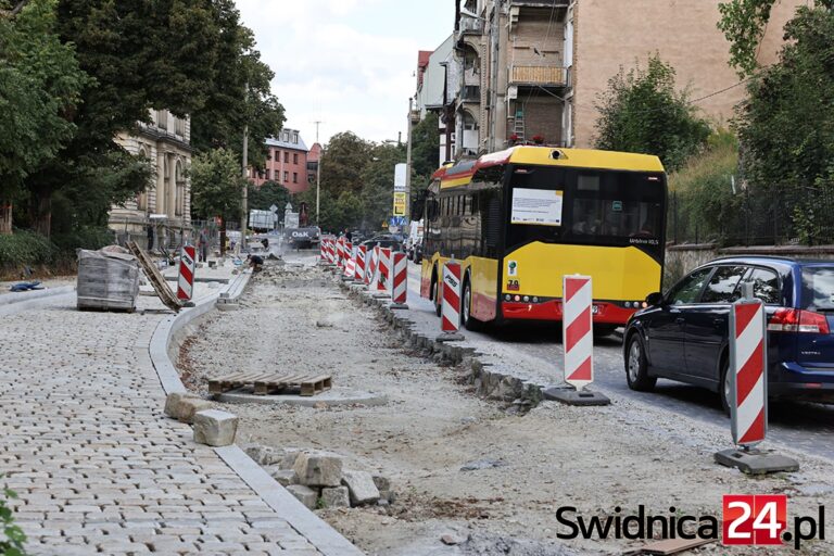 Rozmowy dały efekt – ogłasza prezydent Świdnicy. Wykonawca wrócił na aleję Niepodległości. Czy prace ruszyły z kopyta? [FOTO/VIDEO]