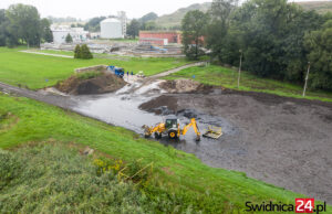 Osady zgromadzone na terenie oczyszczalni spłynęły z deszczem. Mogły przedostać się do wód gruntowych lub trafić do Bystrzycy?