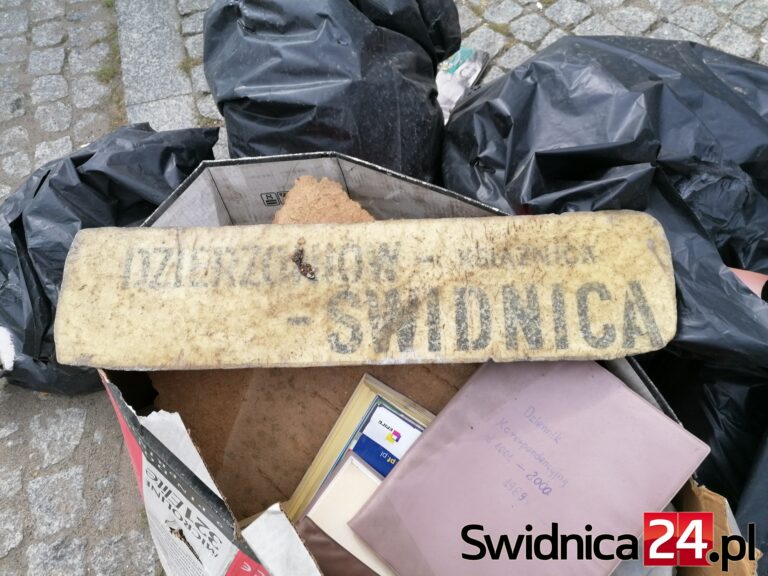 Tablice i dokumenty świdnickiego PKS-u na ulicy [FOTO][AKTUALIZACJA]